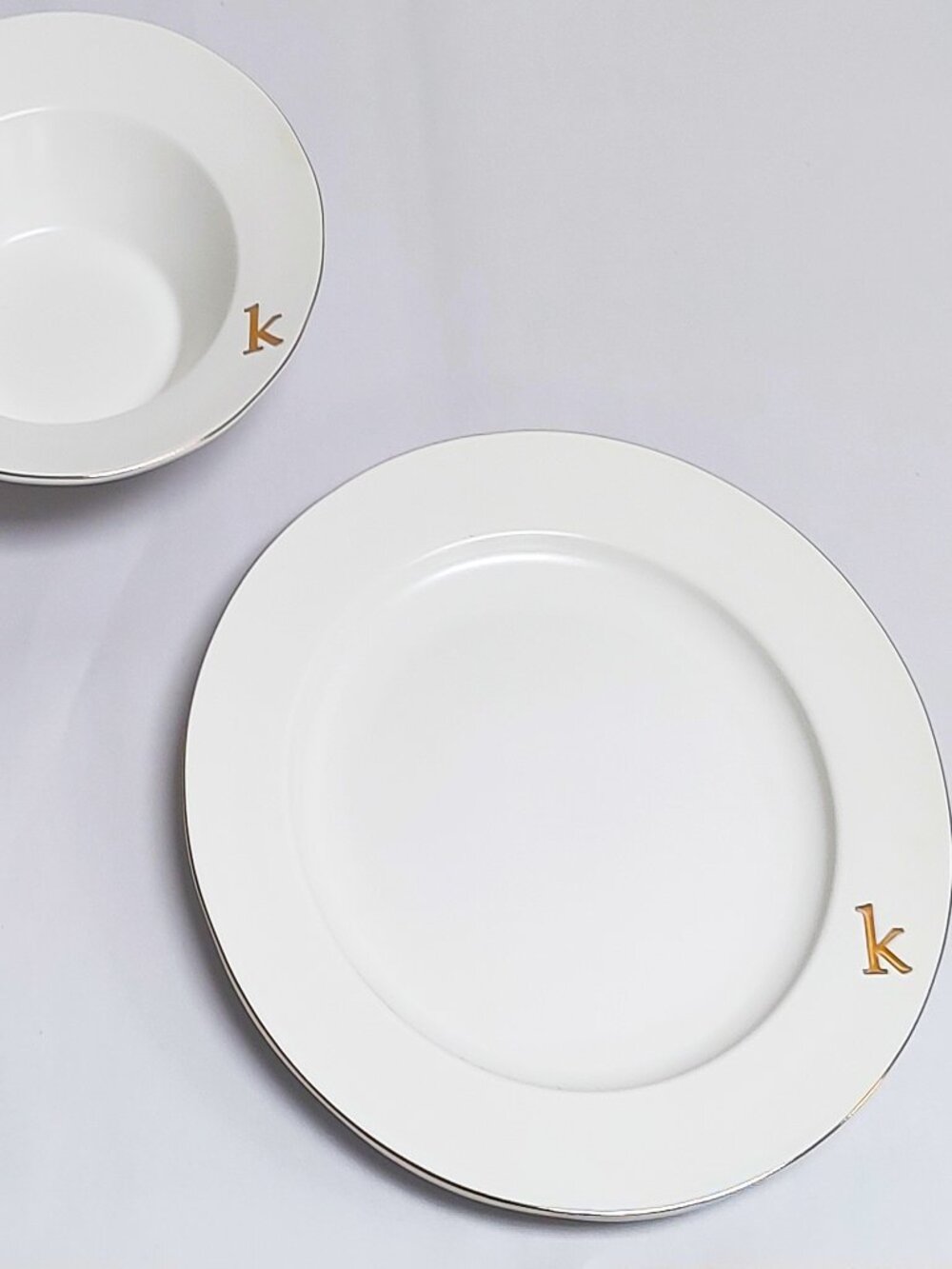 COLLECTIVE HOME Gold-Edged Ceramic Dinnerware Monogram Kitchen Plate Set - k